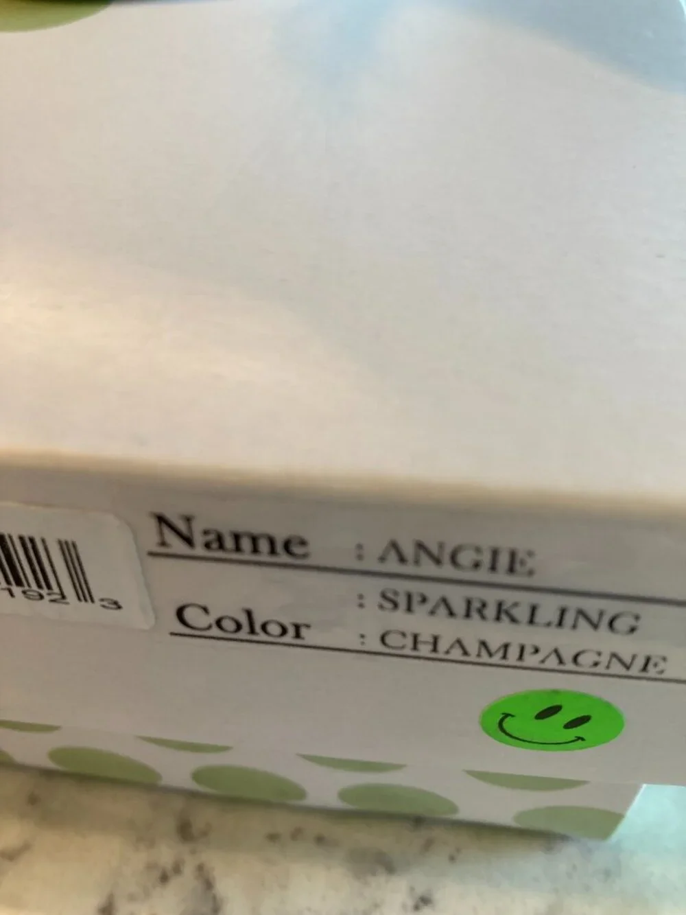Envy Wigs - Angie    Average Cap  Never Worn